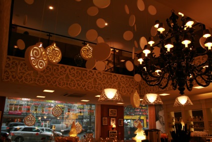 Decorarea de Anul Nou a restaurantului, decorarea restaurantului pentru noul an, plânsul creativ de Anul Nou