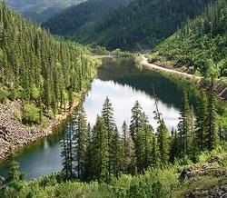 Se odihnește pe Lacul Amut