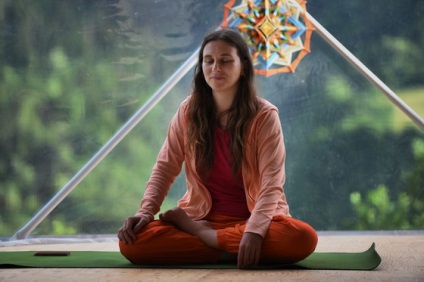 Padmasana, sau cum să stăpânești sigur poziția de lotus