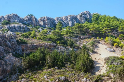 Plaja tsambika mare, munți și plantații de măslini