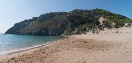 Beach Tsambika tenger, hegyek és olajfaligetek