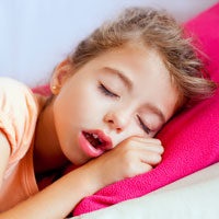Miért a gyermek sír álmában, és nem ébred fel, mit kell tenni