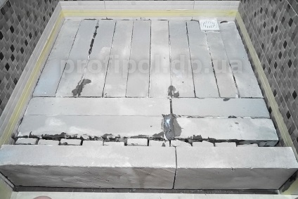 Fereastra din beton gazos sub placa de mozaic