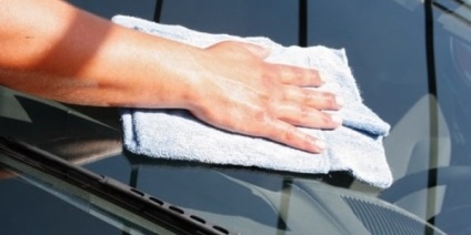 Șlefuirea parbrizului mașinii cu propriile mâini, lustruirea împotriva zgârieturilor