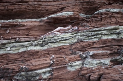 Încercați să găsiți modele nud în aceste fotografii ale artei corporale, deghizate ca un peisaj