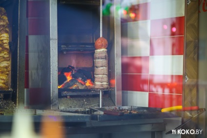 Noi încercăm shawarma, carnea pentru care a fost gătită pe focul sălbatic