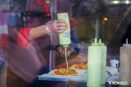 Noi încercăm shawarma, carnea pentru care a fost gătită pe focul sălbatic