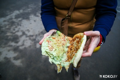 Noi încercăm shawarma, carnea pentru care a fost gătită pe focul sălbatic