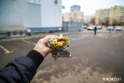 Noi încercăm shawarma, carnea pentru care a fost gătită pe focul sălbatic