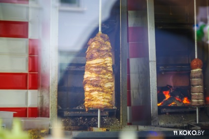 Noi încercăm shawarma, carnea pentru care a fost gătită pe focul sălbatic