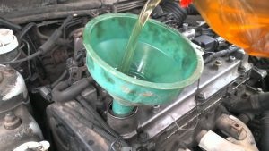 Spălați motorul cu motorină înainte de a schimba uleiul