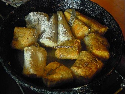 Pește de merluciu cu ceapă în sos de smântână cu o fotografie, este gustos să gătești singur