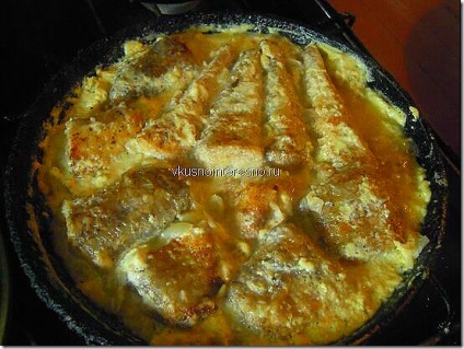 A szürke tőkehal hal hagymával tejszínes mártásban fotók, finom szakács magát