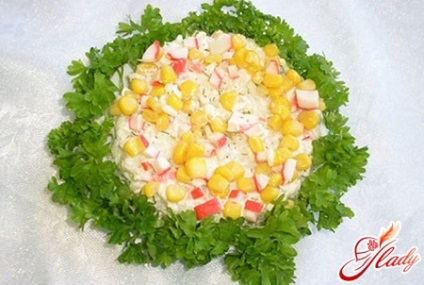 Salată de calmar și crab bastoane cu fructe de mare pe masa ta