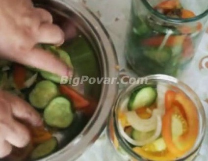 Salata de castraveți și roșii pentru rețeta de iarnă cu fotografii, gătit pas cu pas