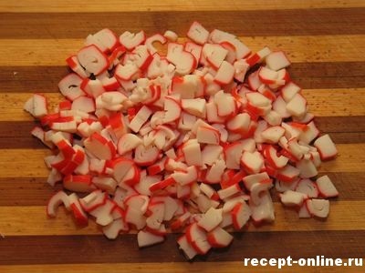 Saláta tintahal, rák rudak, zöldborsó és uborka (SQUID) Saláta tintahal, rák rudak, zöldborsó és uborka