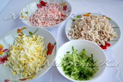 Salată cu bastoane de crab, squid și ou