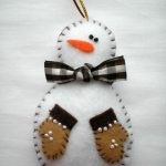 Omul de zăpadă să-și facă propriul, pentru noul an, din materiale improvizate, mari, realizate din plastic spumant
