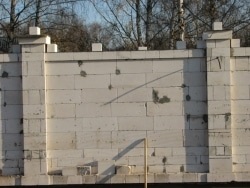Épület egy kerítés beton tömb, szakaszok és építési szabályok