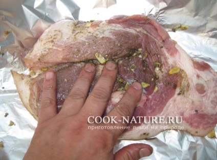 Carne de porc în foiță coaptă în cenușă - fiartă în natură