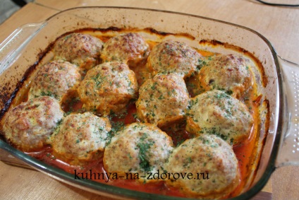 Meatballs in cuptor din carne de pui si carne de porc in sos de rosii - reteta culinara