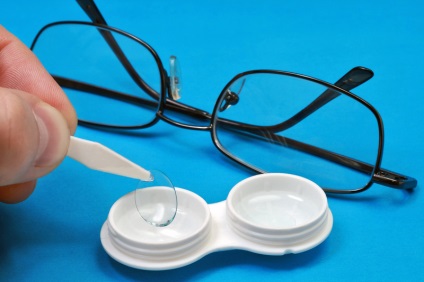 Научете как правилно да се носят контактни лещи