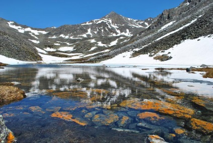 Lacul de cristal pe Arshan, un Călător