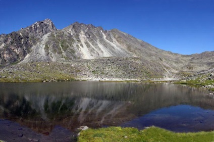 Lacul de cristal pe Arshan, un Călător