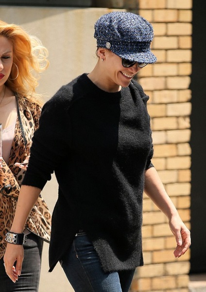 Star stil Jennifer Lopez într-un canal de modă pălărie