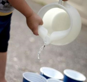 10 Jocuri cu apă pentru copii, totul despre copii și părinții lor