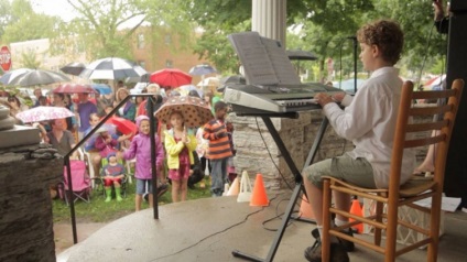 8 éves kisfiú adta ingyenes koncertet udvarán házát, melynek során több ezer ember,