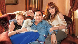 Alyona apina devine divorțată, credința lui Brejnev mărturisește dragostea ei, iar Paris Hilton se ocupă de câini