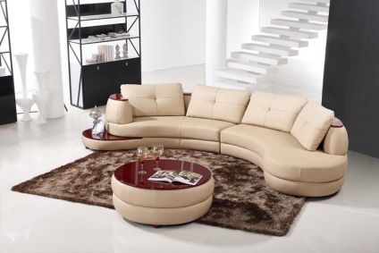 Bej canapea în interiorul unei versatilități confortabile, bonamoda
