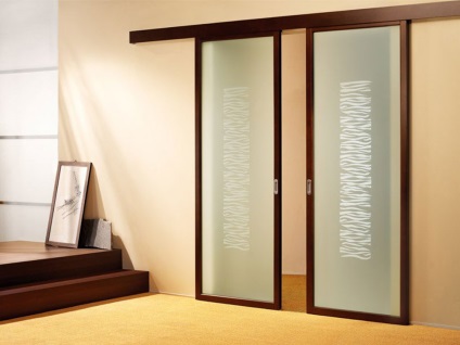Ușile compartimentului în cameră sunt din aluminiu, clasic, cu inserții de sticlă, fotografii și exemple video
