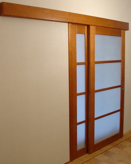 Ușile compartimentului în cameră sunt din aluminiu, clasic, cu inserții de sticlă, fotografii și exemple video
