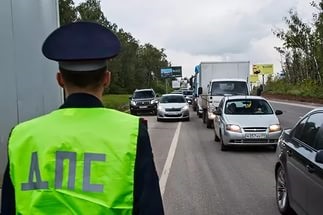 Traficul pe marginea drumului este o amendă, pedeapsa de trafic de-a lungul marginea drumului