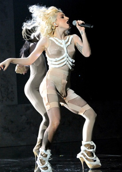 Az ábra a Lady Gaga, mint az énekes teste változott karrierje