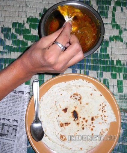 Hindușii mănâncă cu mâinile lor