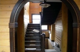Interiorul unei case din lemn