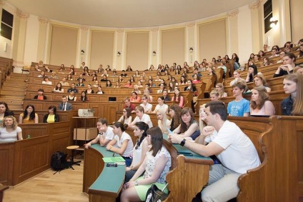 Cum să candidezi la un doctor la Universitatea din Praga