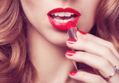 Cum se face machiajul buzelor, regulilor și opțiunilor pentru aplicarea cosmeticelor