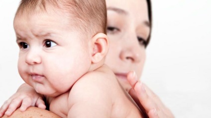 Cum să hrăniți în mod corespunzător un nou-născut dintr-o sticlă cu un amestec de lapte