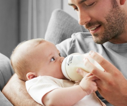 Cum să hrăniți în mod corespunzător un nou-născut dintr-o sticlă cu un amestec de lapte