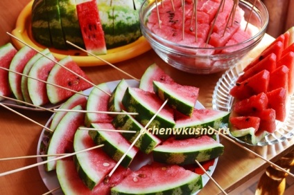 Milyen egyszerű és szép szelet görögdinnye - 5 módon vágott, előkészíti ízletes és otthon