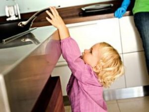 Cum sa faci bucataria in siguranta pentru copilul tau