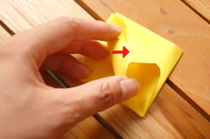 Cum se face o lalea de hârtie cu mâinile, instrucțiunea cu o fotografie