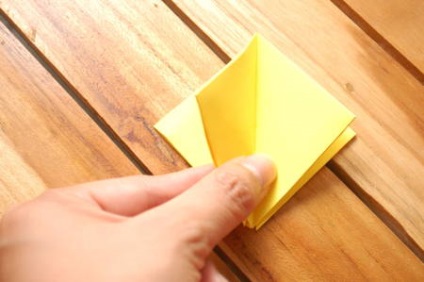 Cum se face o lalea de hârtie cu mâinile, instrucțiunea cu o fotografie