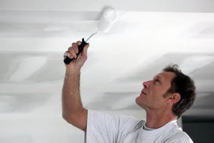 Cum să ștergeți tavanul dintr-un carton de ghips sub pictura