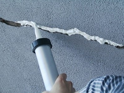 Cum de a stabili o fisură pe tavan, decât de a elimina o fisură, tencuiala