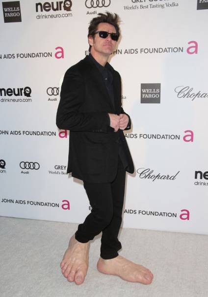 Egy hatalmas mezítlábas cipő Jim Carrey tökéletes angyali szárnyakkal